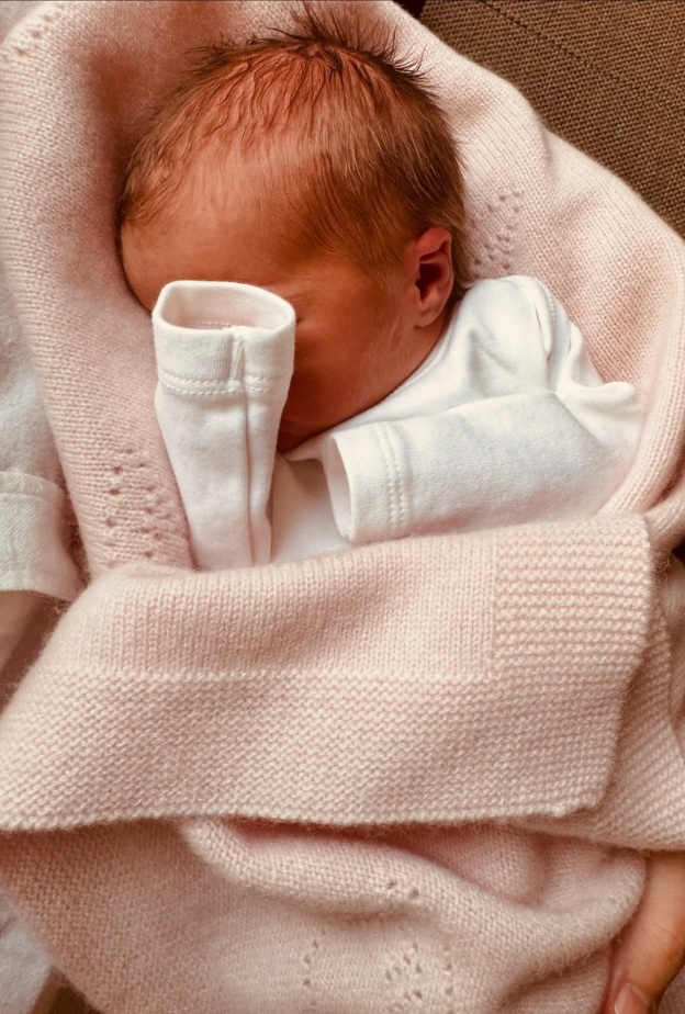 وريثة جديدة للتاج: الأميرة بياتريس تنجب طفلتها الثانية أثينا إليزابيث