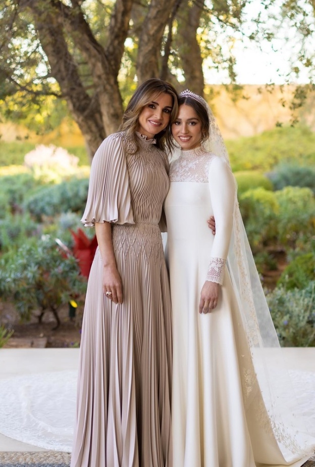 الأميرة إيمان تعتمد نمط الملكة رانيا في اختيار وتنسيق قطع المجوهرات