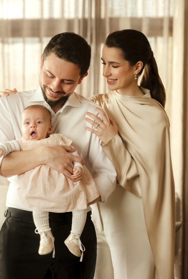 الأميرة رجوة والأمير الحسين مع ابنتهما