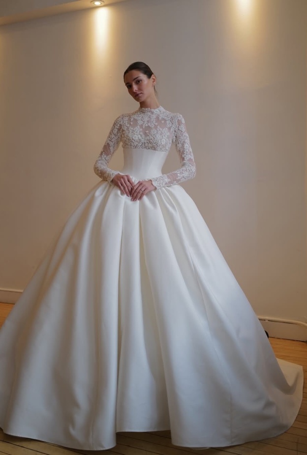 البودي سوت بقطعة منفصلة من الدانتيل- الصورة من صفحة Kleinfeld Bridal.