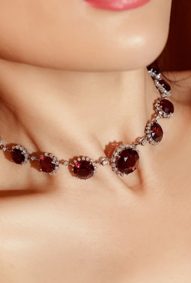 الغارنيت من أبرز الأحجار الراقية في المجوهرات