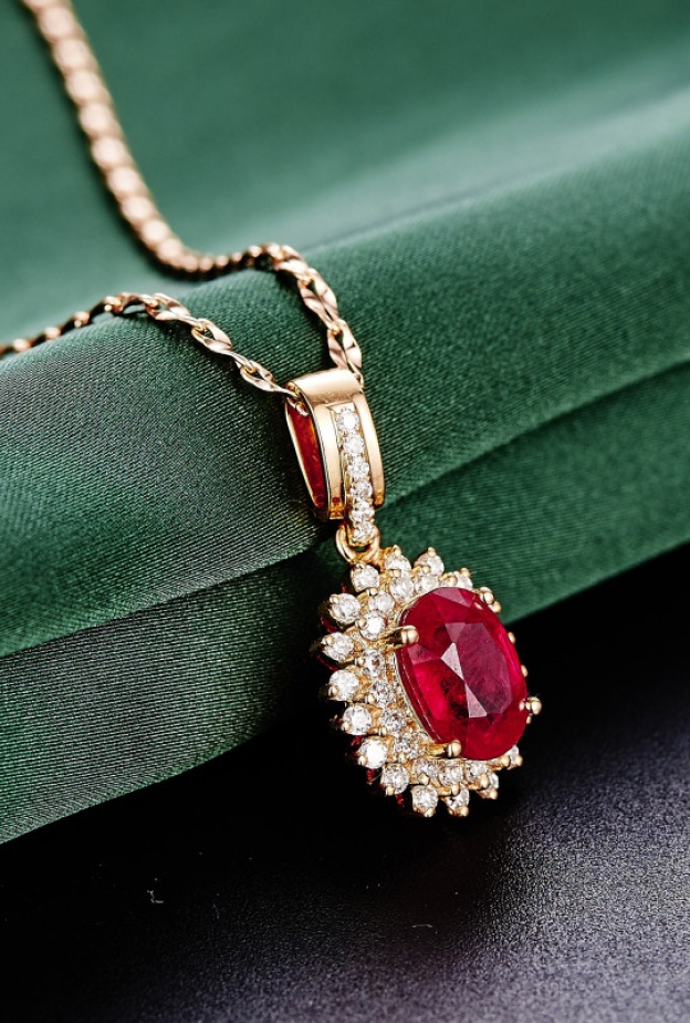 الياقوت الأحمر بواسطة pxhere