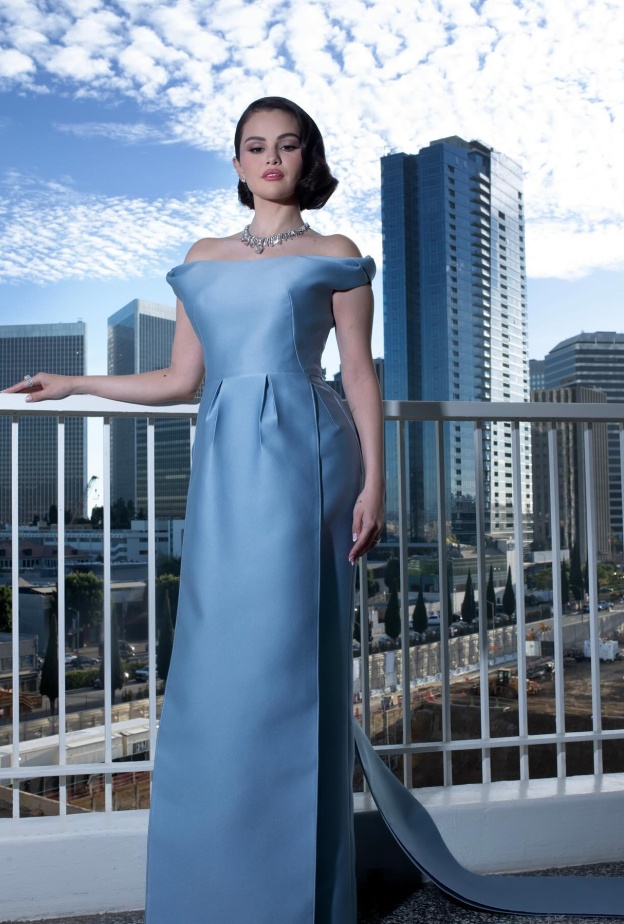  سيلينا غوميز تُنسق تصاميم المجوهرات مع أزياء السهرة اللافتة