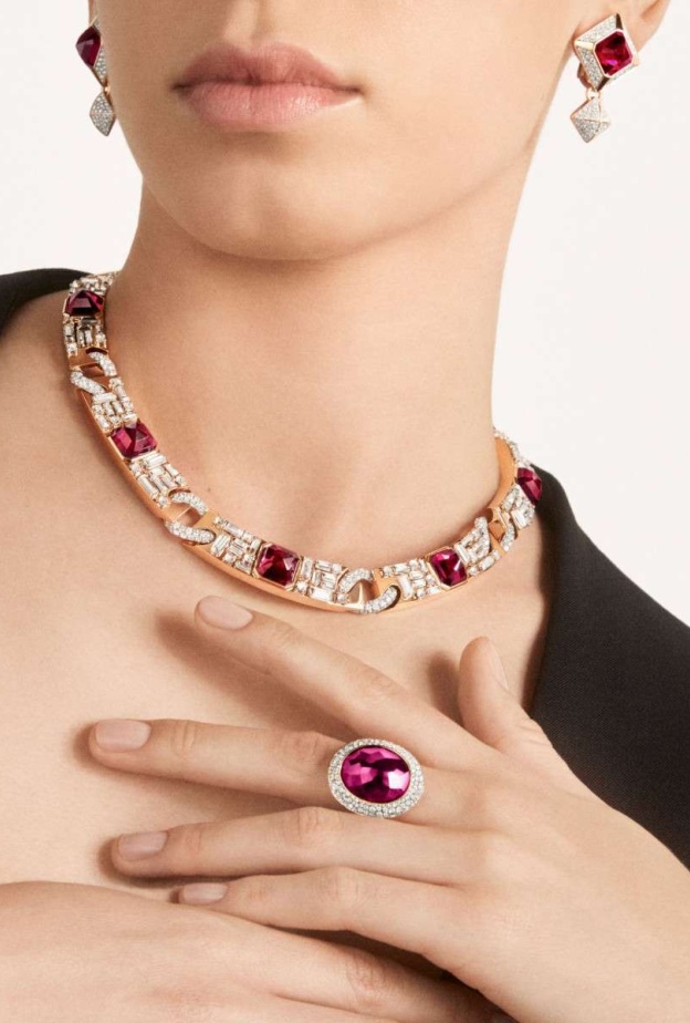 تألقي في سهرات يناير بأفخم مجوهرات حجر الغارنيت