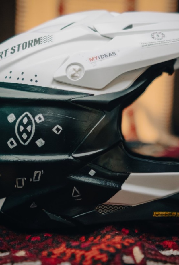 النقوش السعودية تتألق في رالي داكار 2025: خوذة بتصاميم تراثية تحتفي بجمال المملكة