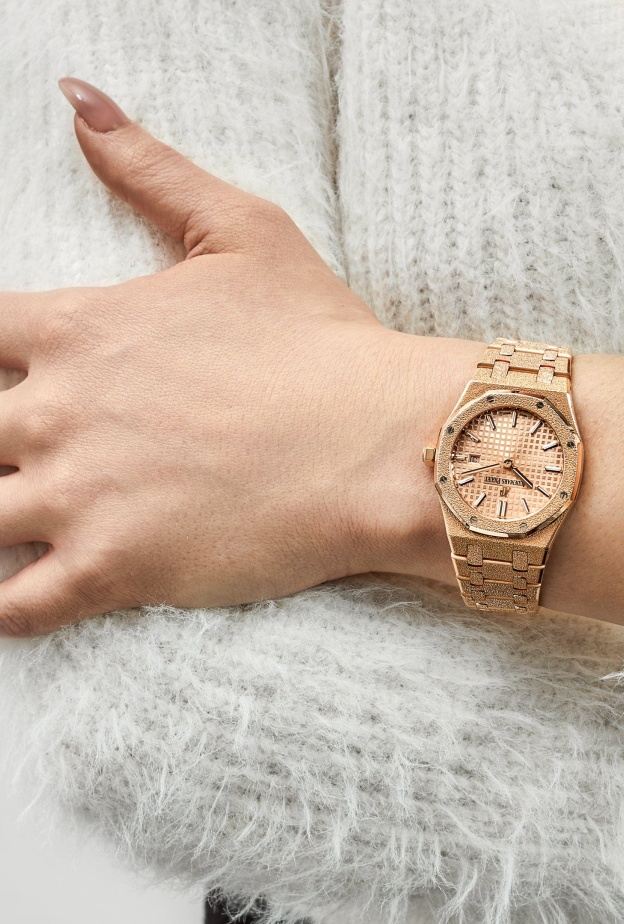 ساعات يد ذهبية تصدرت ترند الموضة الراقية الصورة من أوديمار بيغيه