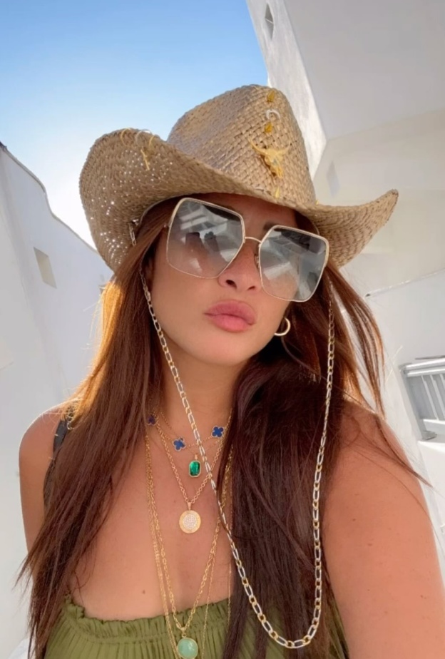 شاهدي كيف تغير ستايل ياسمين عبدالعزيز من اعتماد تصاميم المجوهرات الضخمة إلى الناعمة