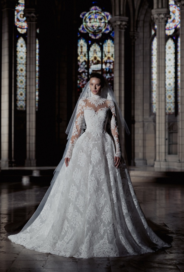 عروس زهير مراد بياقة عالية لمظهر أثيري