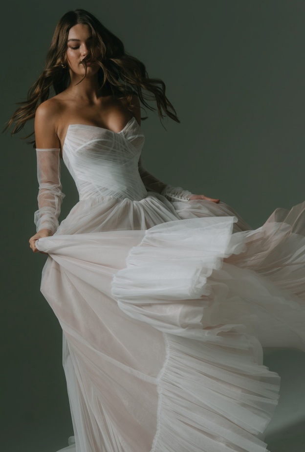 قفازات شفافة من دار Hera