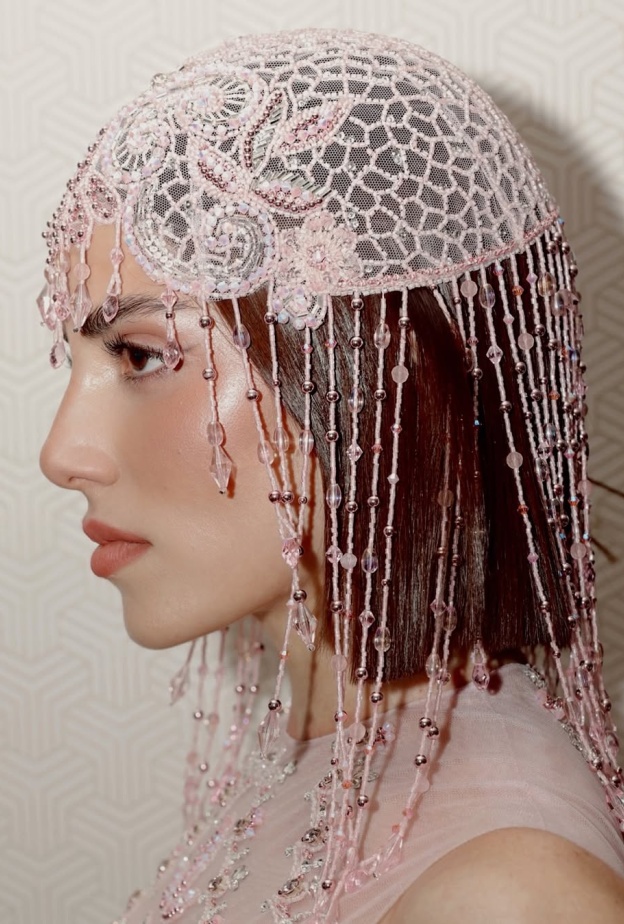 أكسسوارات شعر القبعة الشبكبة والهندسية بأسلوب سينتيا صموئيل- الصورة من حسابها على انستغرام