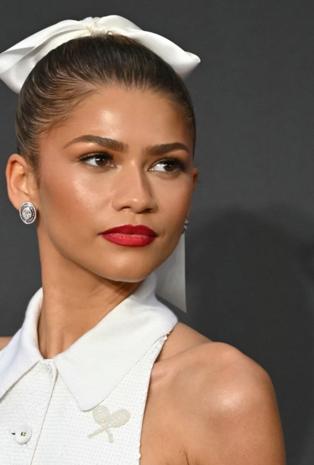 ألوان أحمر الشفاه الكرزية بأسلوب Zendaya