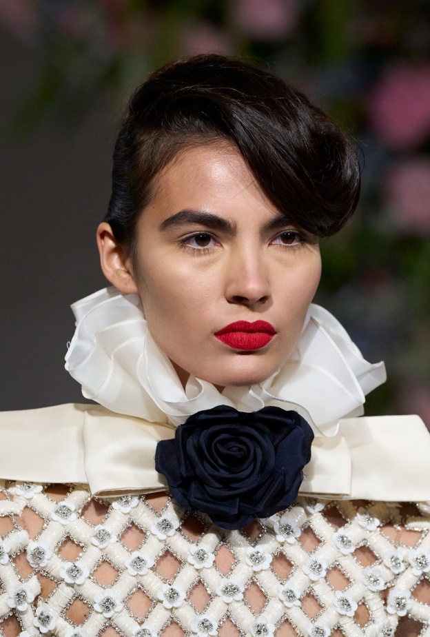 إبدعي بإبتكار إطلالة جديدة بأحمر الشفاه بصيحة Red Lip Theory من تيك توك