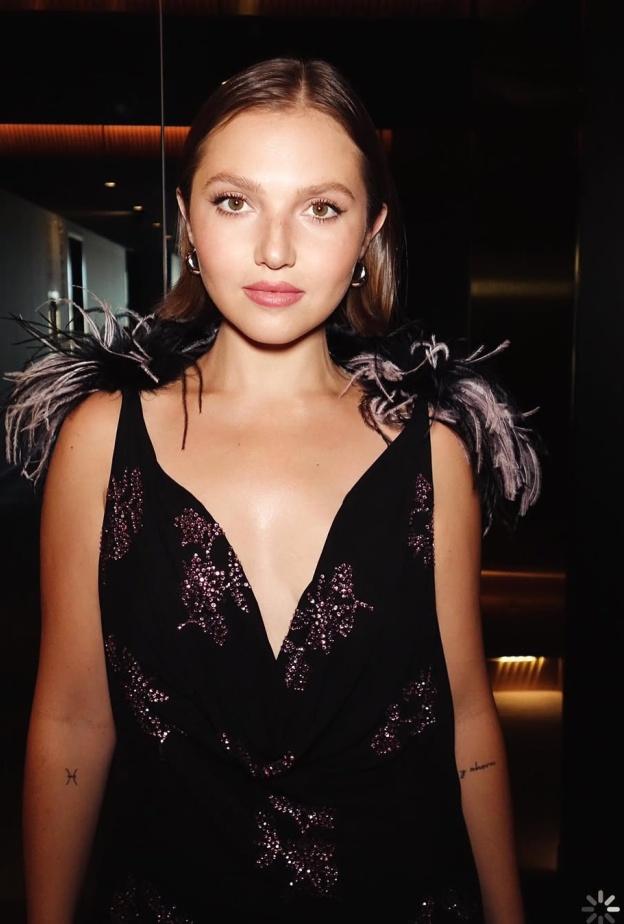 النجمة Mia Mckenna-Bruce - صورة من حسابها على انستغرام