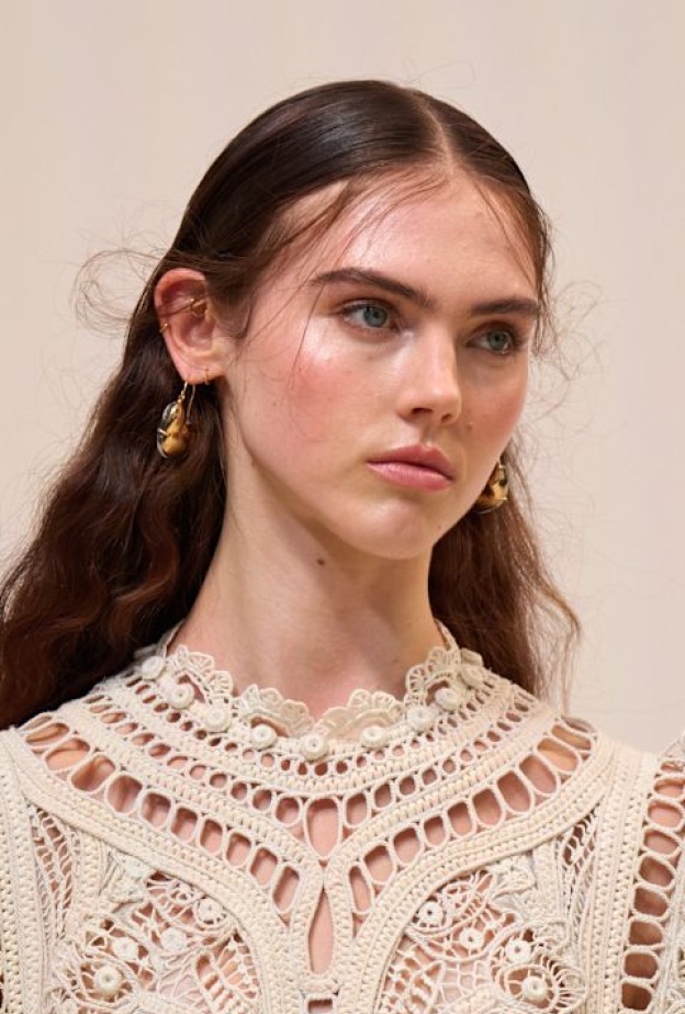  تنسيق العطر المناسب مع اطلالة المكياج الناعم