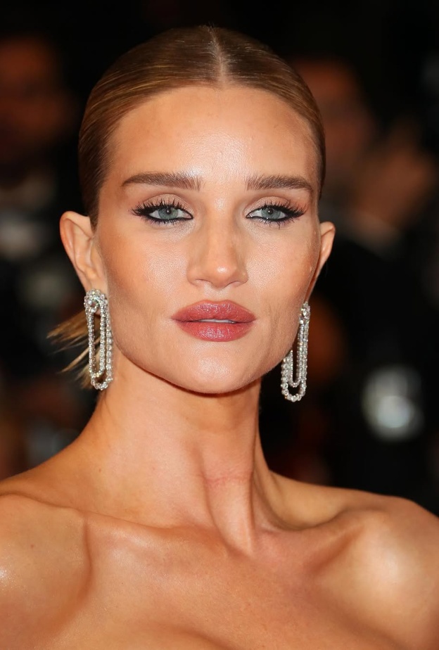 رسمات الآيلاينر الرفيعة من وحي Rosie Huntington-Whiteley- الصورة من حساب Victoria Beckham Beauty على انستغرام