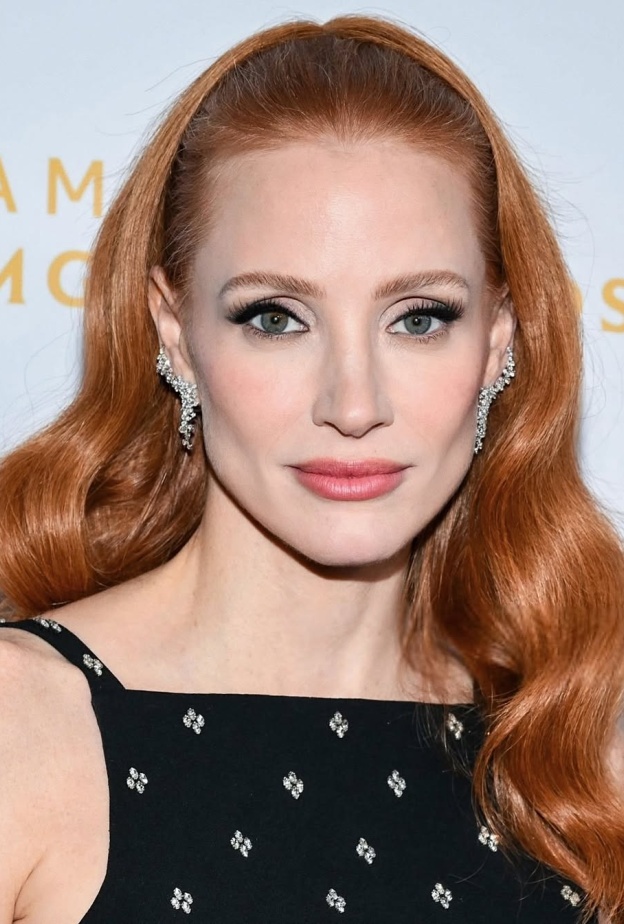 رسمات المكياج البيج بأسلوب  Jessica Chastain - الصورة من حساب خبير المكياج Hung Vanngo