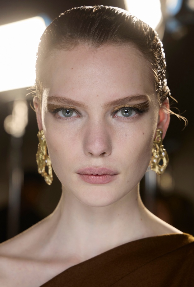 رسمات المكياج الذهبي والداكن من دار Jason Wu