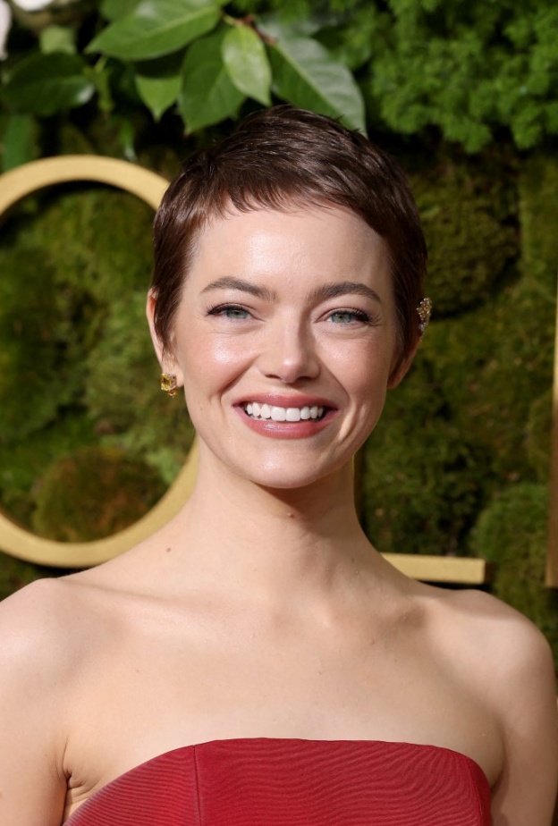 قصات الشعر القصير والذكوري مع الخصل الرفيعة بأسلوب Emma Stone