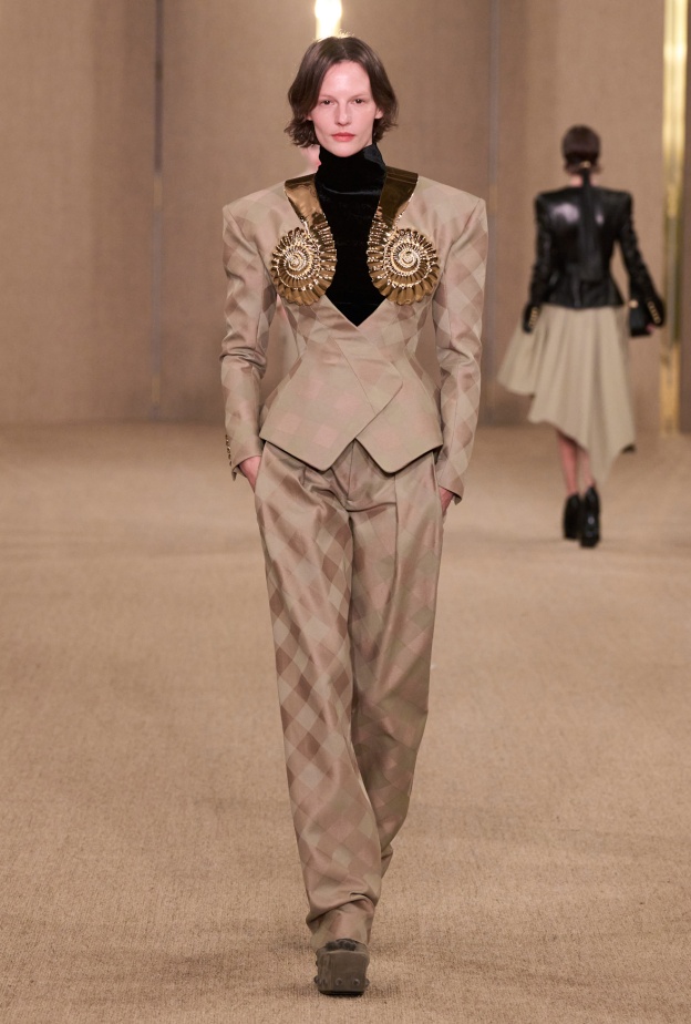إطلالة من Balmain