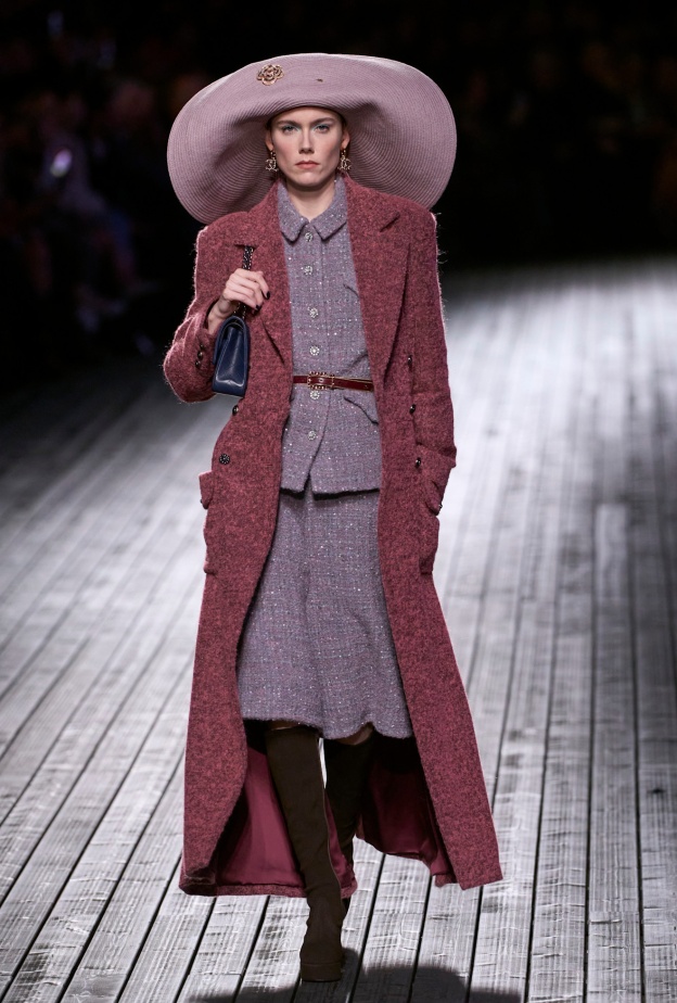 إطلالة من CHANEL