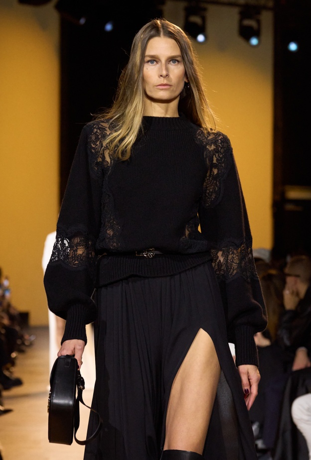 بلوفر مميزة باللون الأسود من Elie Saab