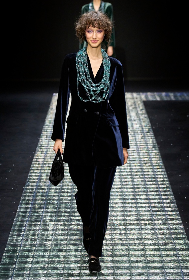 أناقة البليزر المخملية من Emporio Armani