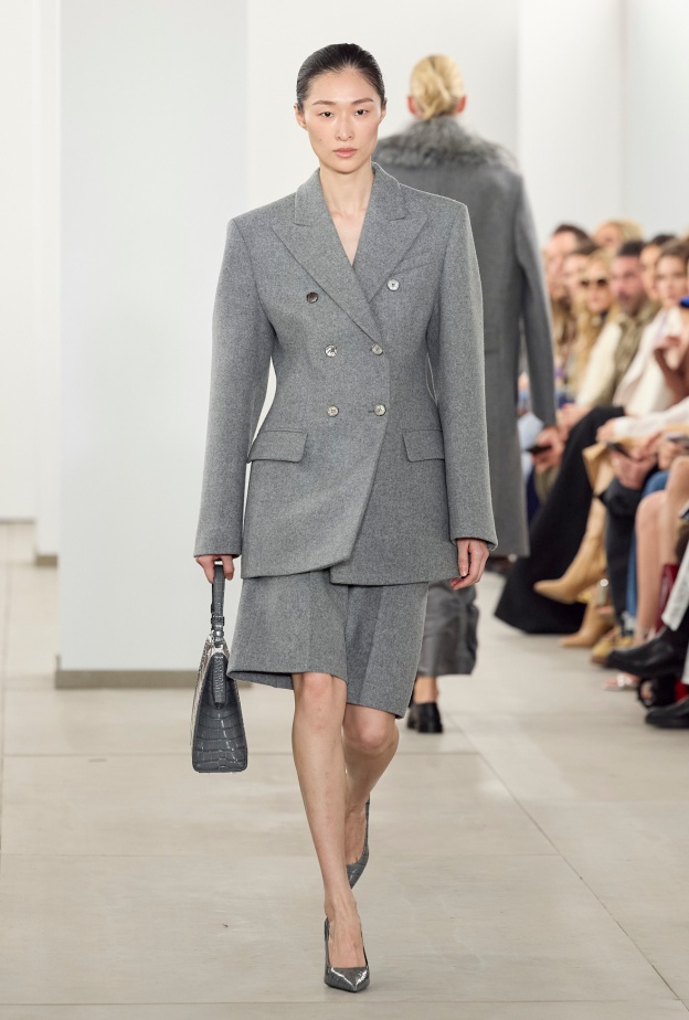 تنسيق البيرمودا مع البليزر في شتاء 2025 من Micheal Kors