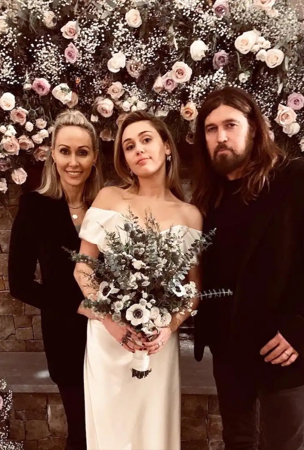  حفل زفاف مايلي سايرس وليام هيمسورث العائلي بأجواء ريفية وعصرية