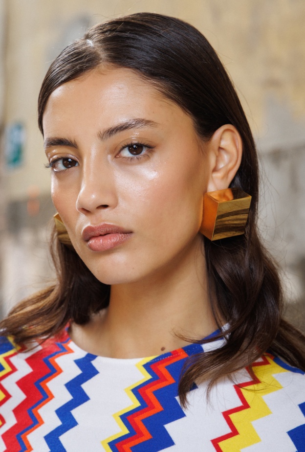 مستحضرات مكياج لإطلالة يومية ناعمة تحتاجها كل صبية في العام الجديد