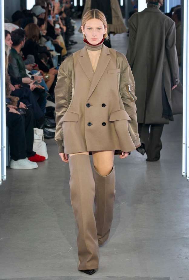 إطلالة من Sacai