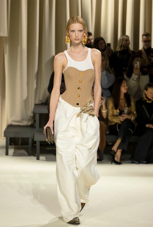 الكورسيه تاريخ طويل بين المعاناة والجمال 