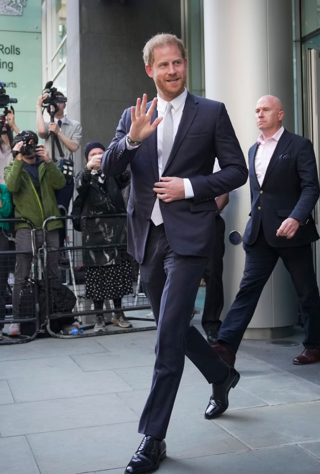 الأمير هاري يسحق إمبراطورية روبرت مردوخ الإعلامية