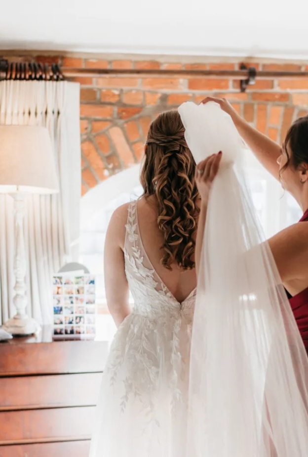 الطرق السحرية لثبات طرحة الزفاف