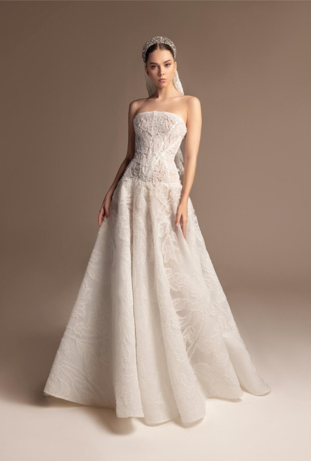 من عروض خريف وشتاء 2024 للمصمم طوني ورد