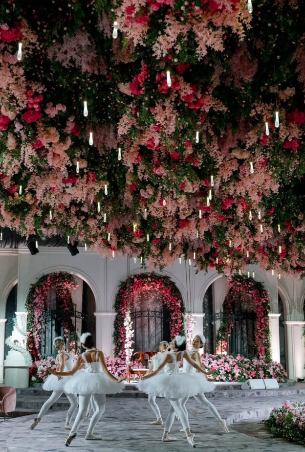 الورود من صيحات الأعراس التي لا تبطل أبدا