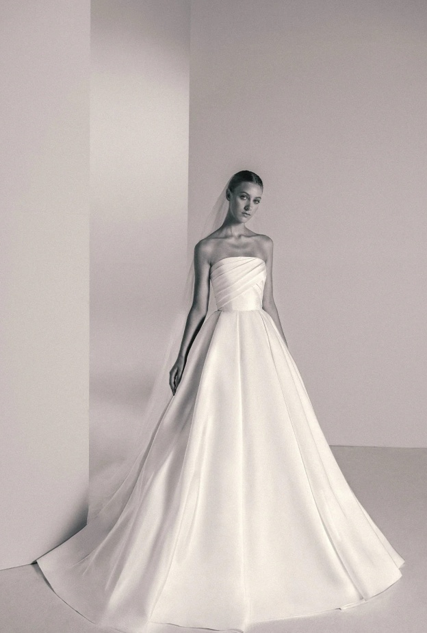 فستان زفاف سترابلس توقيع إيلي صعب