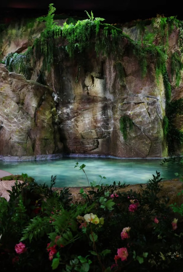 زفاف فخم في الرياض تزين بالشلالات ونوافير المياه