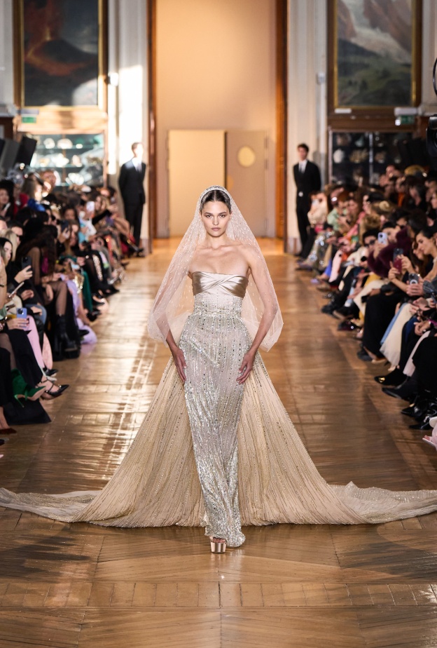 من عروض الزفاف لدار حبيقة خلال أسبوع باريس للموضة