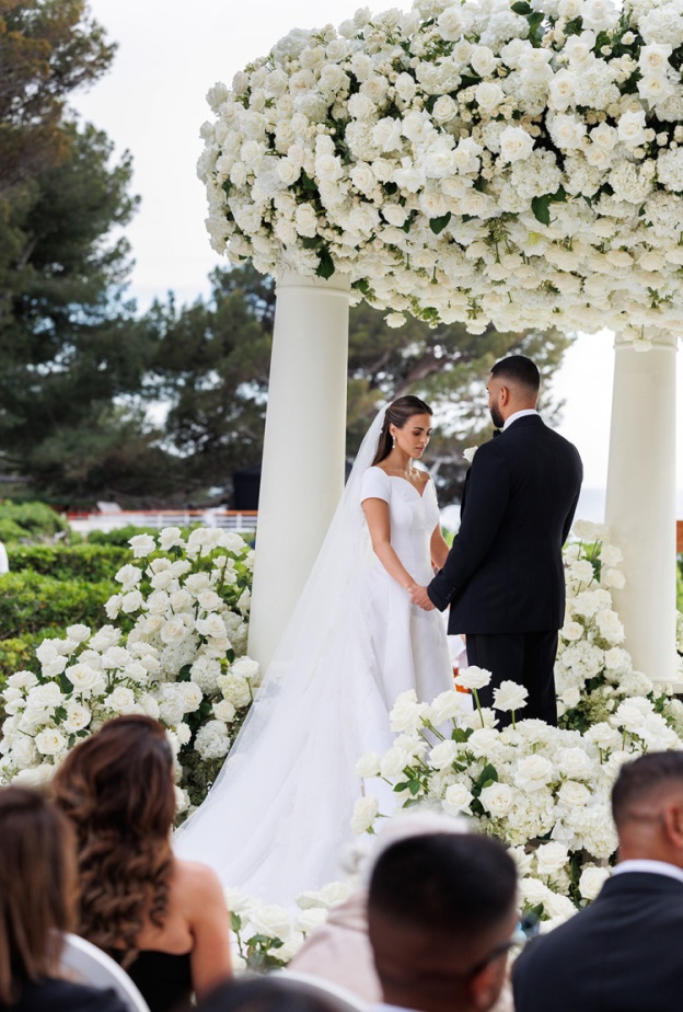 عمر كماني مع زوجته ندى أديل خلال حفل زفافهما