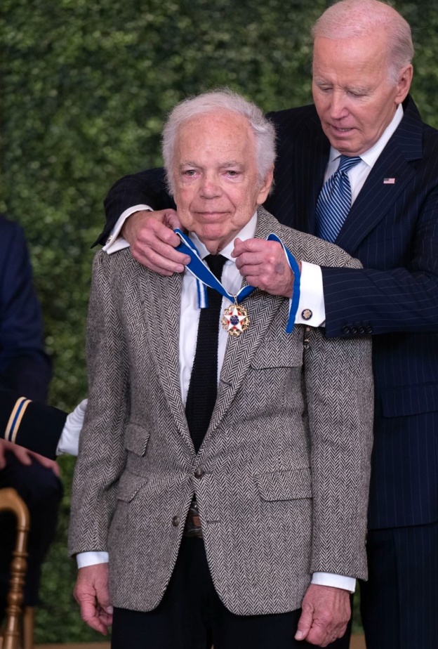 يتسلم مصمم الأزياء "رالف لورين" وسام الحرية من الرئيس الأمريكي "جو بايدن" . الصورة من حساب العلامة Ralph Lauren على انستقرام