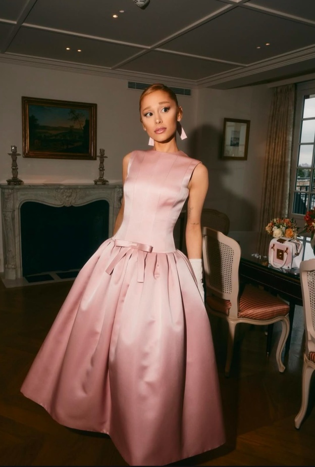 الممثلة و المغنية الأمريكية "اريانا غراندي" بتصميم خاص من Thom Browne