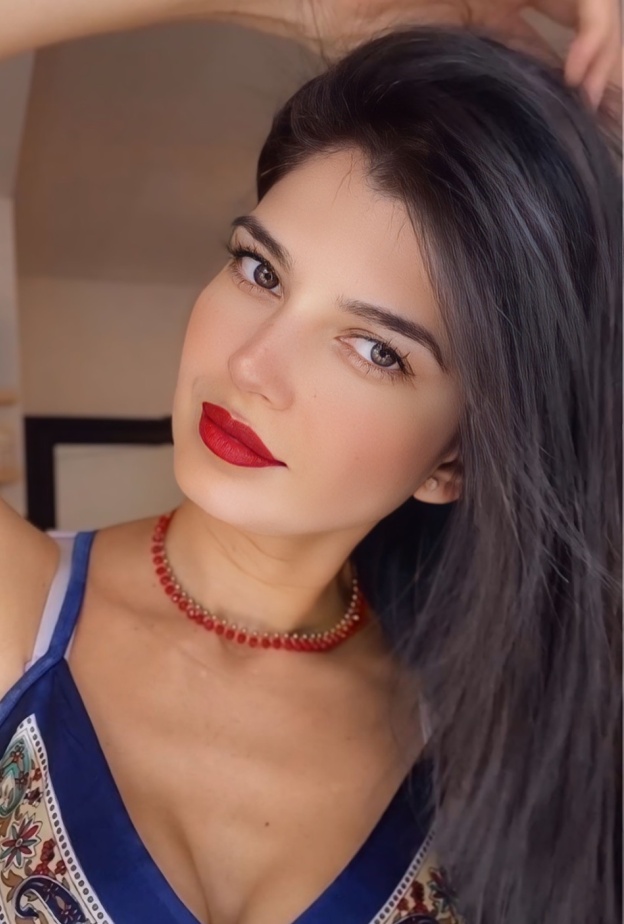 نيكول فافيرون Nicole Faverón مواليد 24 فبراير