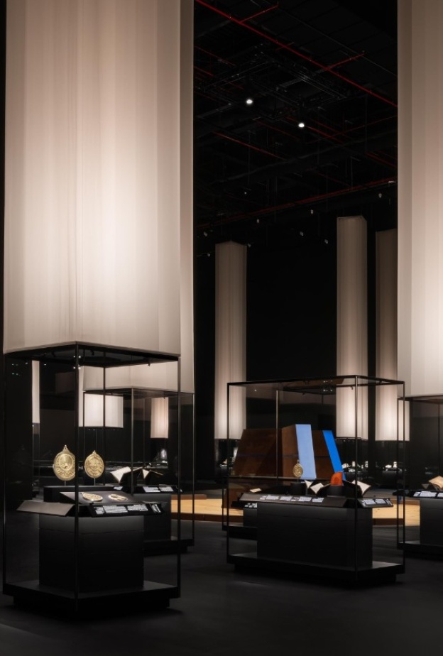 "إثراء" يشارك في بينالي الفنون الإسلامية بقطع فنية أثرية نادرة