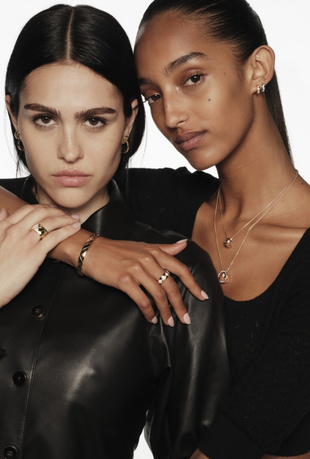 أميليا جراي هاملين، ومنى توجارد، بقطع مجوهرات من مجموعة COCO CRUSH