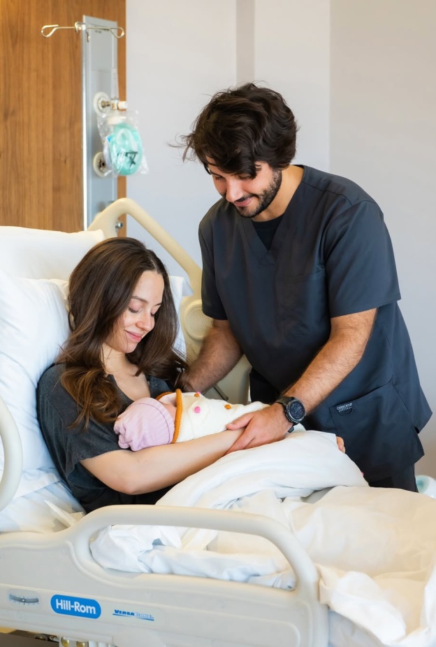 الأميرة إيمان تنجب طفلتها الأولى (1)