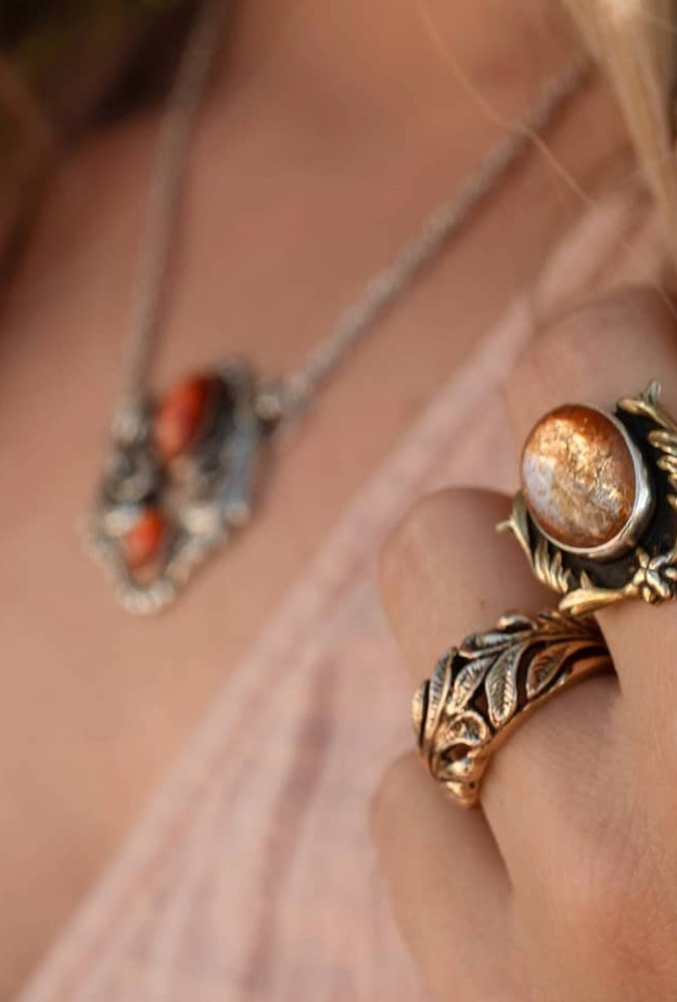 العقيق الناري من أجمل الأحجار الكريمة الغامضة الصورة من مجوهرات Wade + Willow