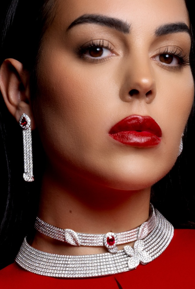 جورجينا رودريغيز في أحدث جلسة تصوير مُفعمة بالمجوهرات الفاخرة