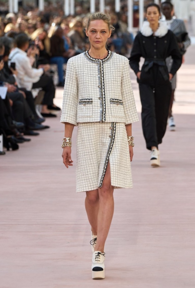 طقم من Chanel مجموعة ربيع صيف 2025 للملابس الجاهزة