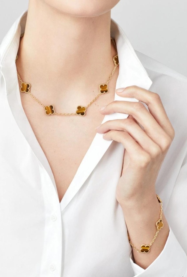 عقد فينتاج ألامبرا، 10 حلي زخرفية