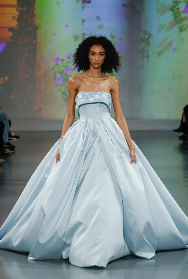 فستان زفاف أزرق من عروض إناس دي سانتو لربيع 2025